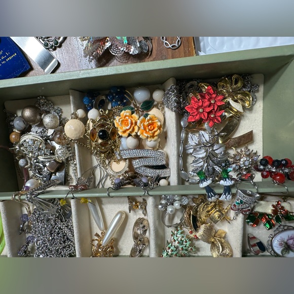 VINTAGE JEWELRY “WONDERS FOUND”
FOR A POSHMARK SHOW SILVER NIGHT at 1930ET - Picture 4 of 5